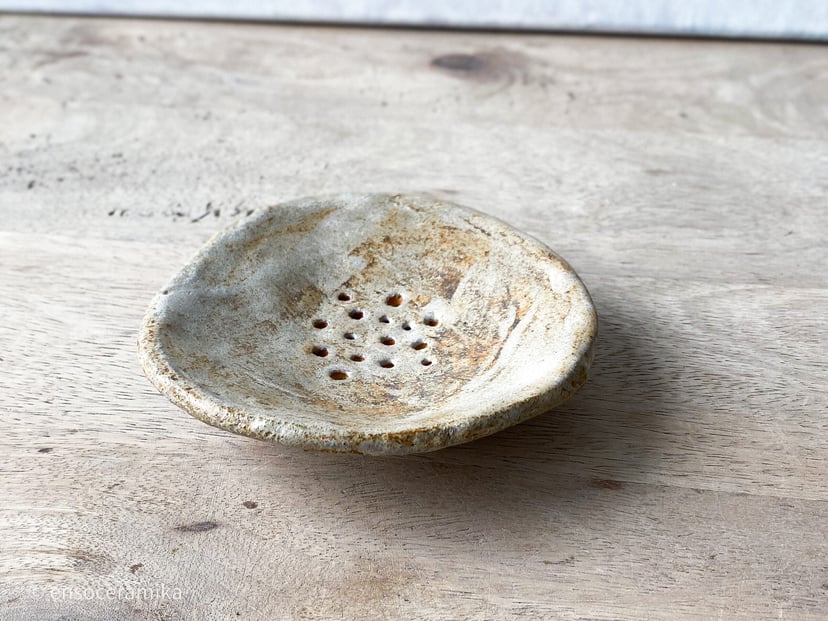 Mydelniczka wabi-sabi - ręcznie wykonana ceramiczna mydelniczka