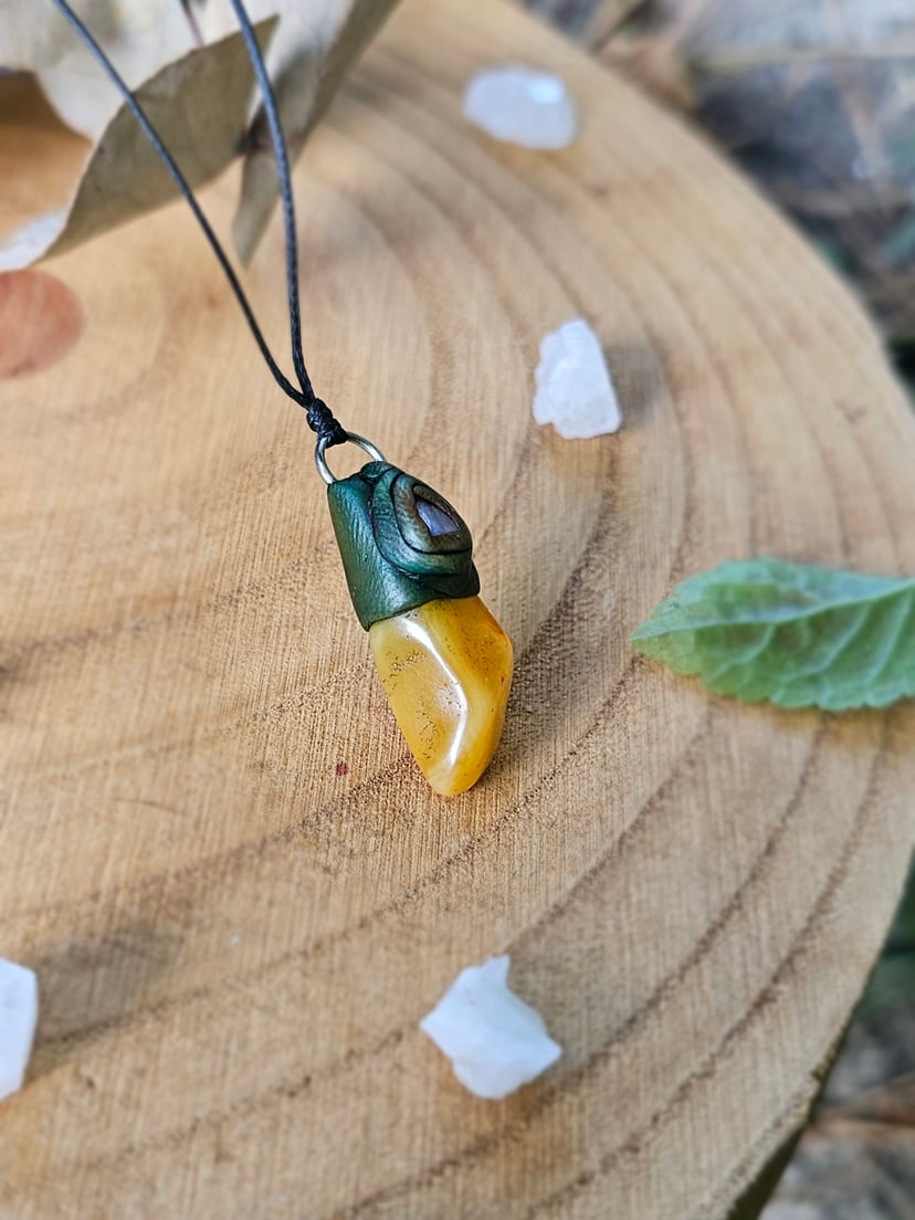 Amulet Wiecznego Lata "Kropla Słońca" - Bursztyn z Czaroitem