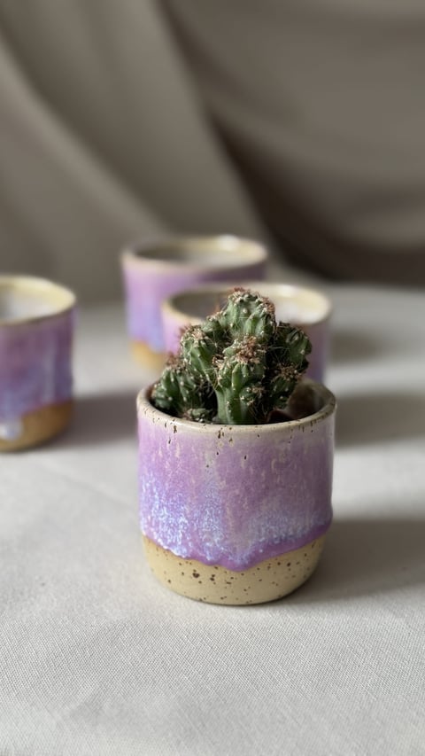 Osłonka ceramiczna Fioletowa z niebiesko-białym spływem – ceramika handmade na doniczkę
