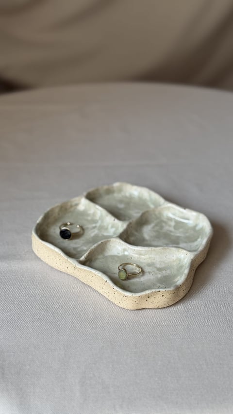 Podstawka na biżuterię/drobiazgi - biel i zgaszona zieleń – ceramiczny organizer handmade