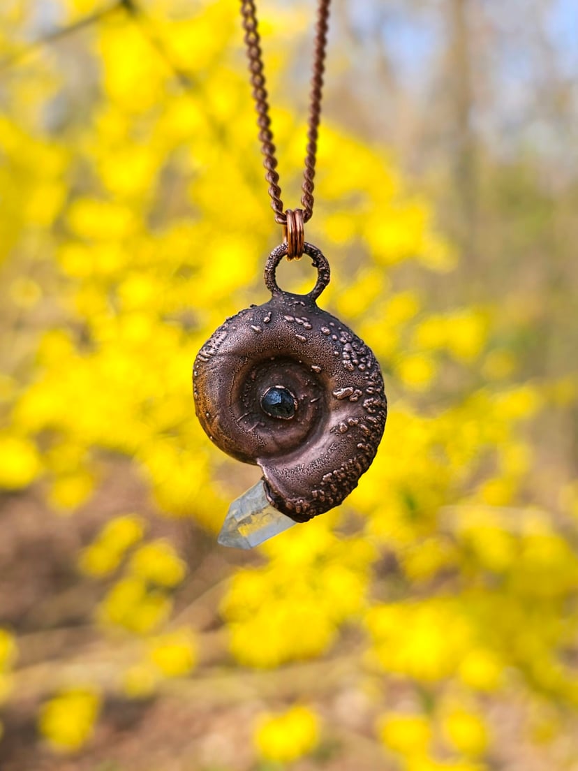 Amulet miedziany - "Echoes of the Spiral" z kryształem górskim