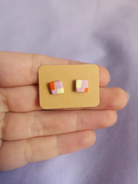 Mini sztyfty kwadraciki w kratkę – kolczyki z gliny polimerowej