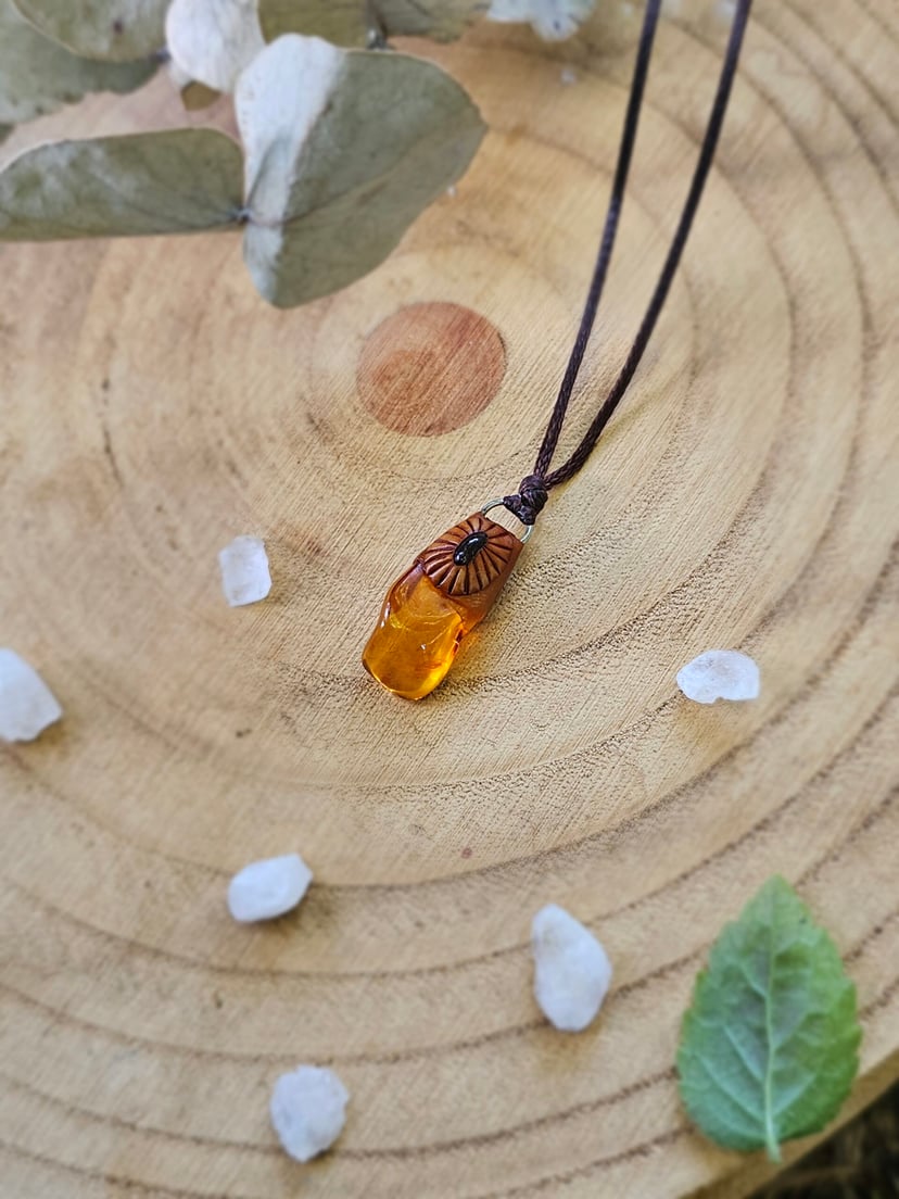 Amulet Wiecznego Lata "Kropla Słońca" - Bursztyn z Granatem