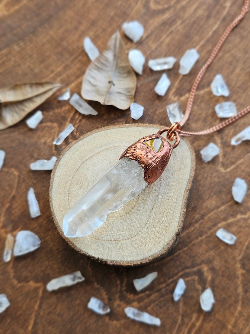 Amulet miedziany - surowy kryształ z tygrysim okiem