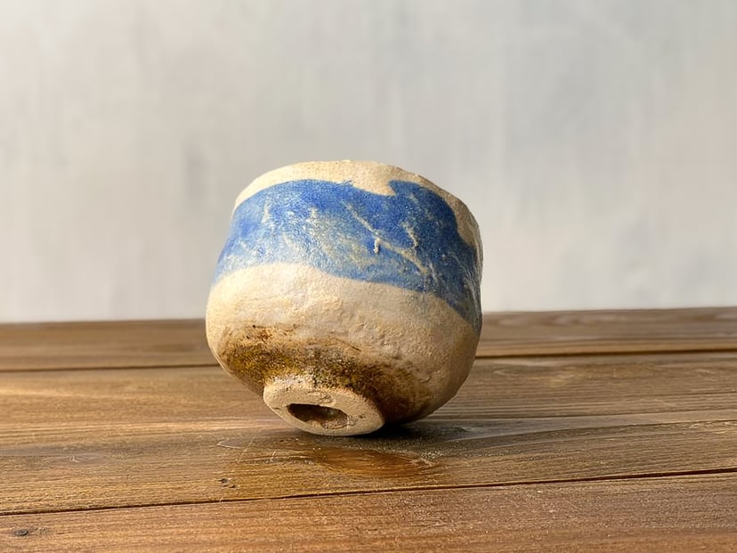 Czarka Wabi-sabi - ręcznie formowana czarka z jasnej gliny szamotowej