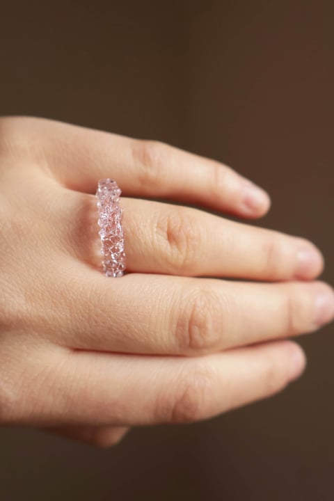 Pierścionek korona „Crystal” ze szklanymi kroplami - różowy