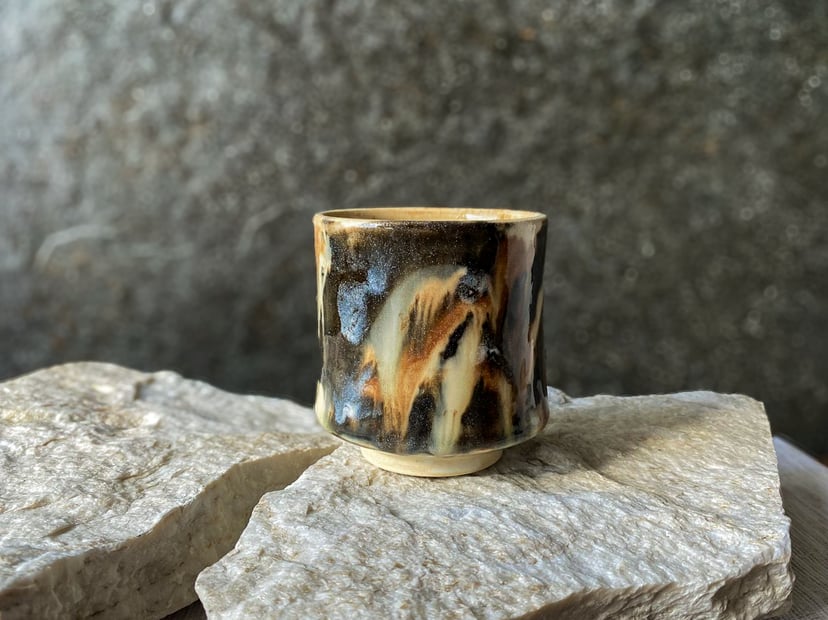 Brąz INK №1 – ręcznie malowana czarka ceramiczna