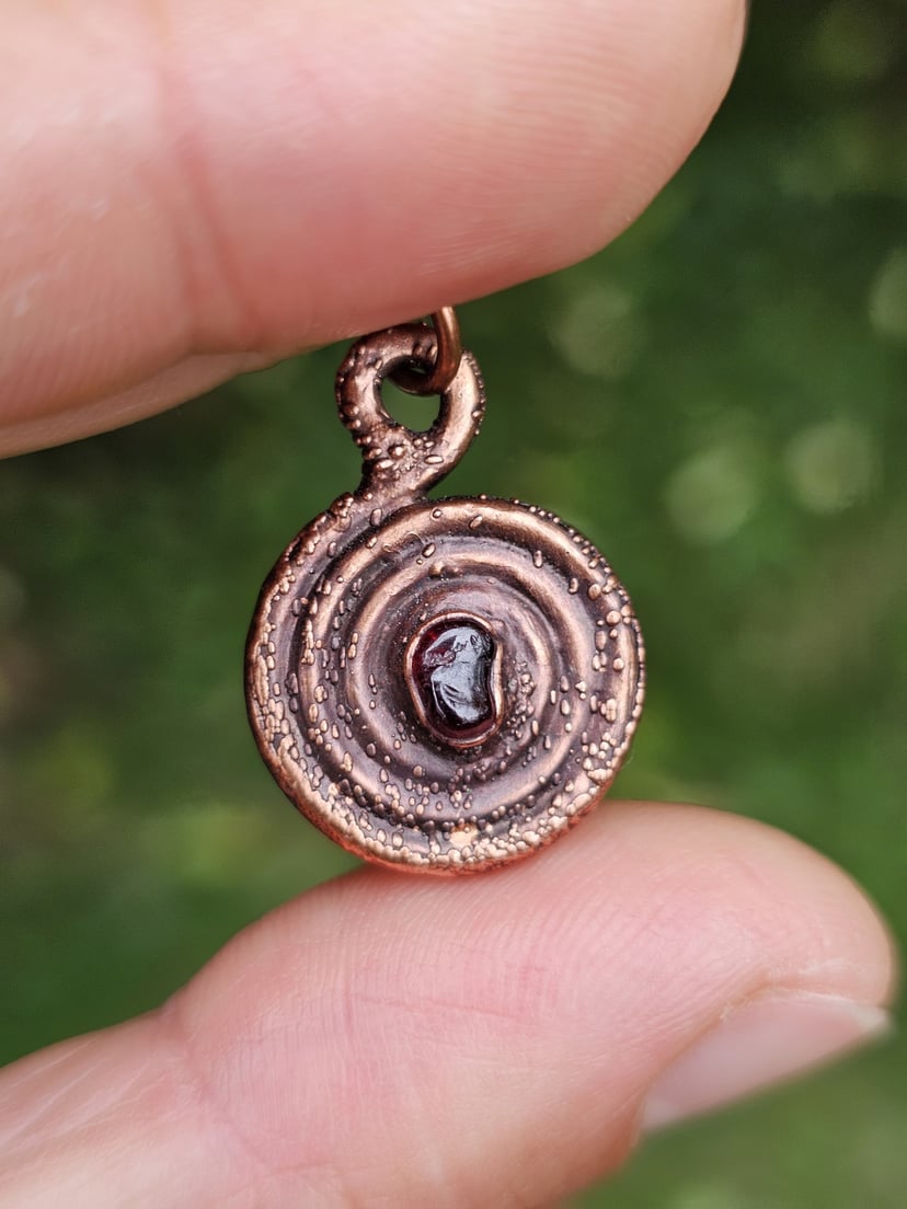 Amulet miedziany medalik - 'Spirala Życia' z granatem