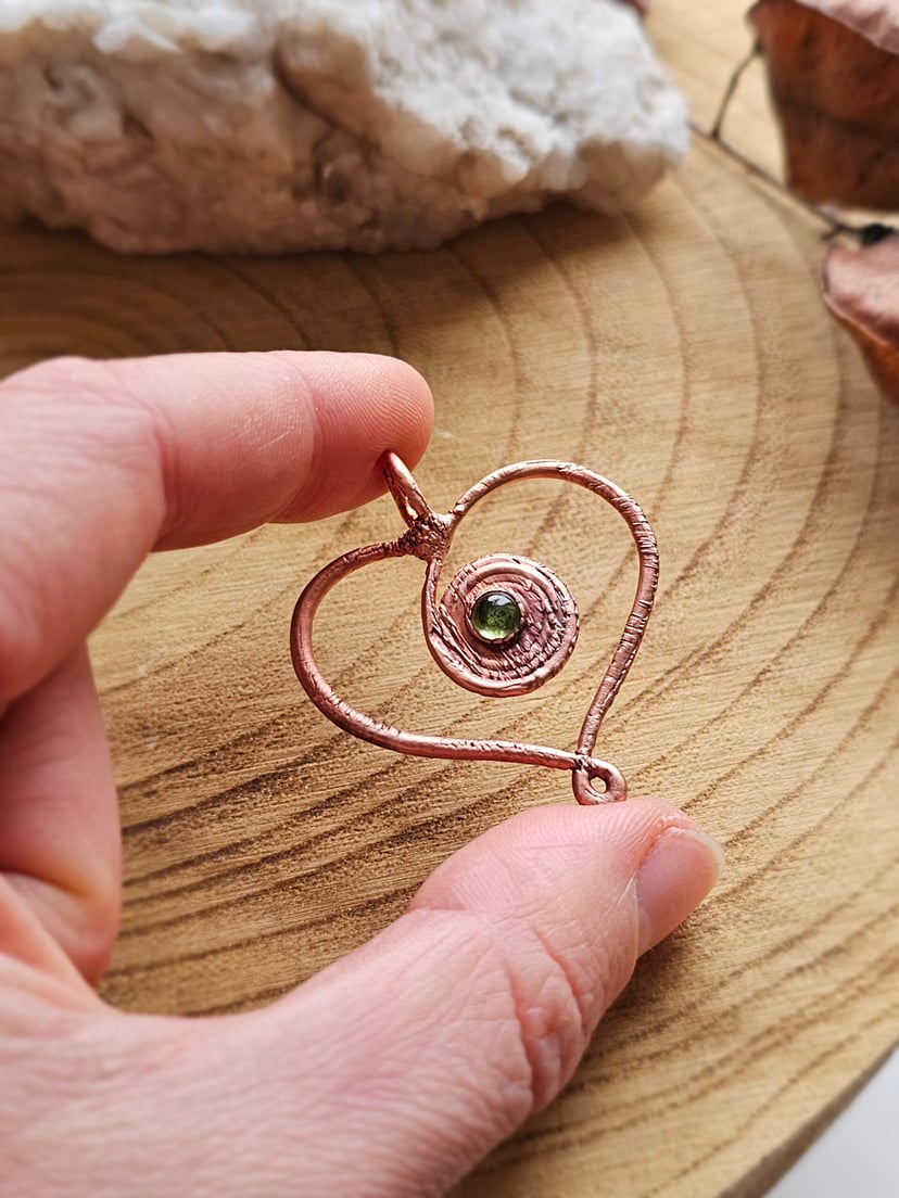 Amulet miedziany - 'Spirala Miłości' z oliwinem