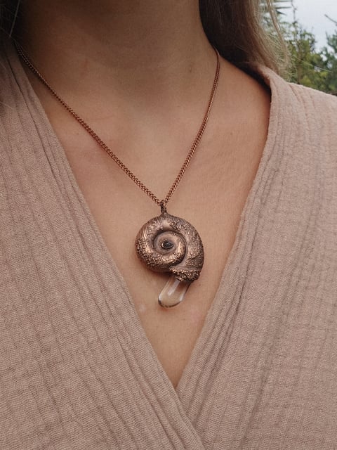 Amulet miedziany - "Echoes of the Spiral" z kryształem górskim - rustykalny