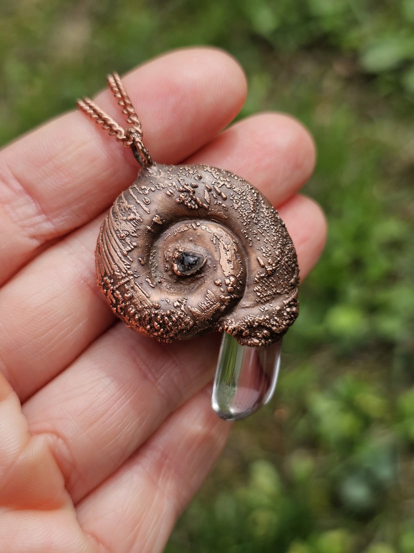 Amulet miedziany - "Echoes of the Spiral" z kryształem górskim - rustykalny