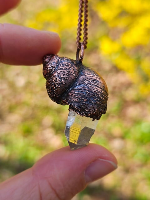 Amulet miedziany - "Echoes of the Spiral" z kryształem górskim