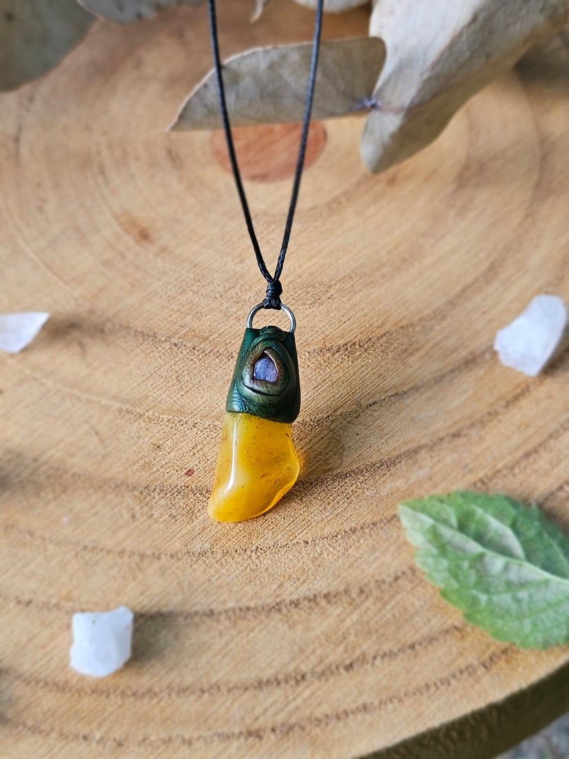 Amulet Wiecznego Lata "Kropla Słońca" - Bursztyn z Czaroitem