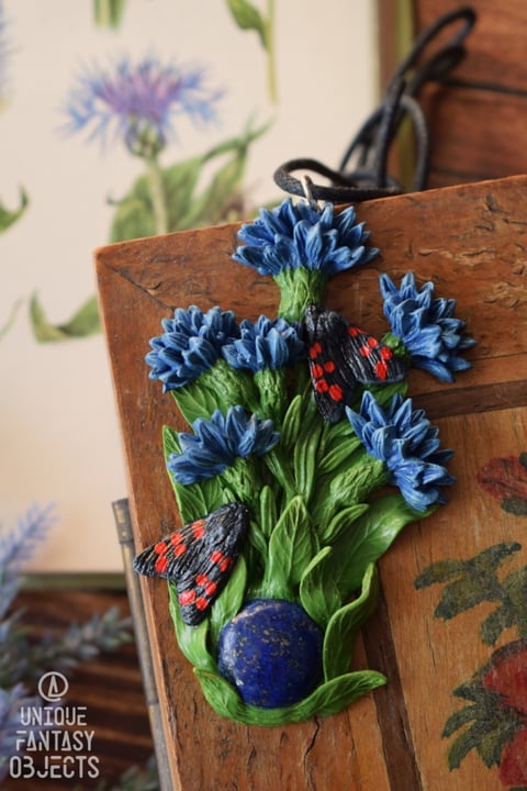 Naszyjnik z rzeźbą chabrów, motyla kraśnik sześcioplamek i lapis lazuli