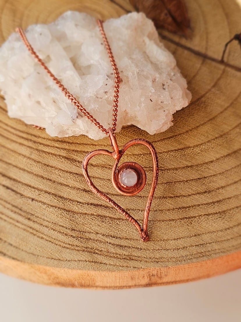 Amulet miedziany - 'Spirala Miłości' z kwarcem różowym