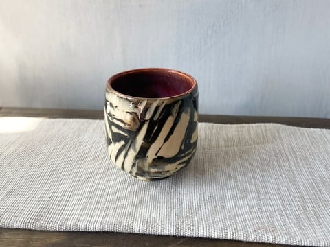 Abstrakcyjna śliwka w środku – czarka ceramiczna