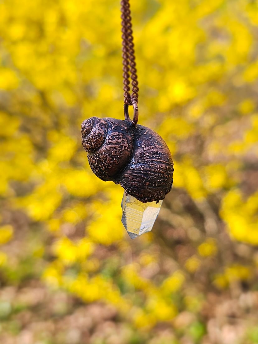 Amulet miedziany - "Echoes of the Spiral" z kryształem górskim