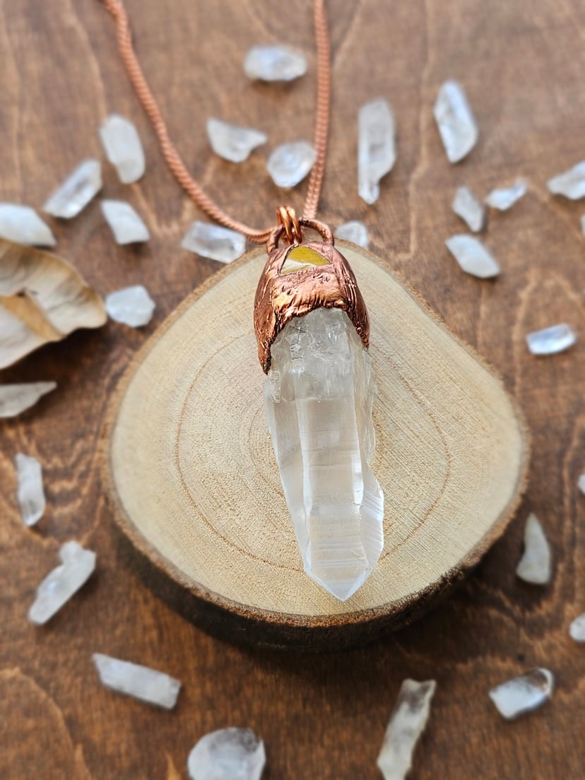 Amulet miedziany - surowy kryształ z tygrysim okiem