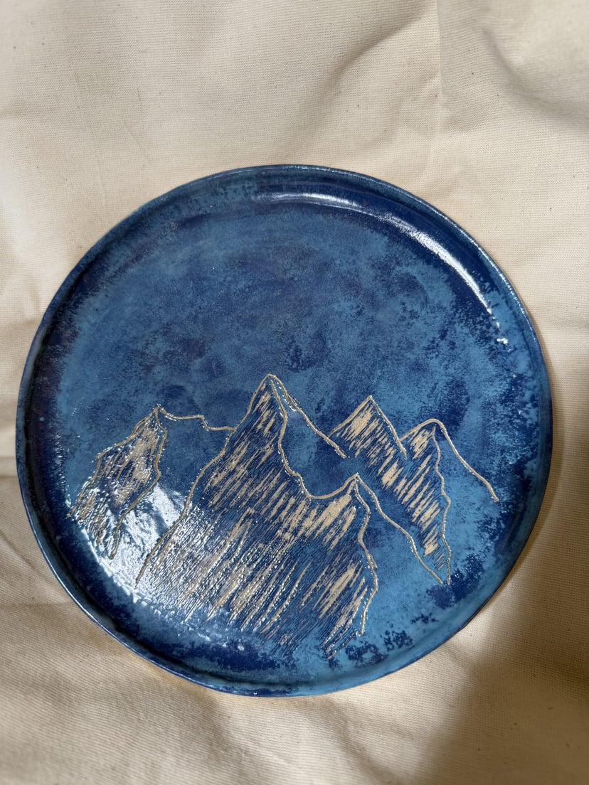 Ceramiczny talerz z motywem gór