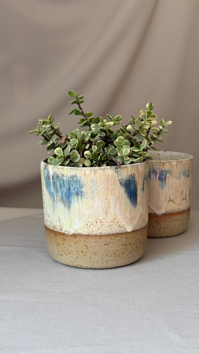Osłonka ceramiczna Beżowa z niebieskim spływem 12 cm – ręcznie robiona na doniczkę