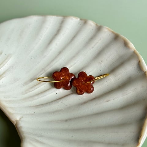 Hot choco – wiszące kolczyki z porcelany w kształcie kwiatu – Porcelka mini bloom