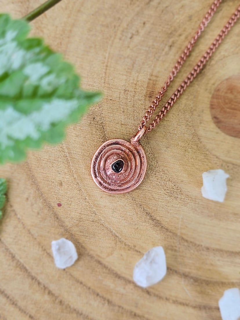 Amulet miedziany medalik - 'Spirala Życia' z granatem