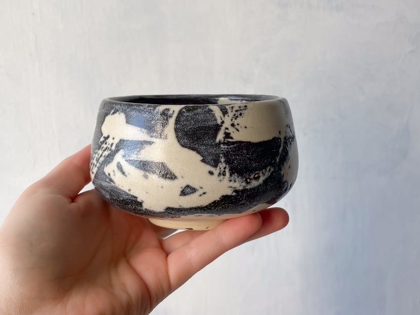 Chawan czarno-biały – ceramiczna czarka do matchy