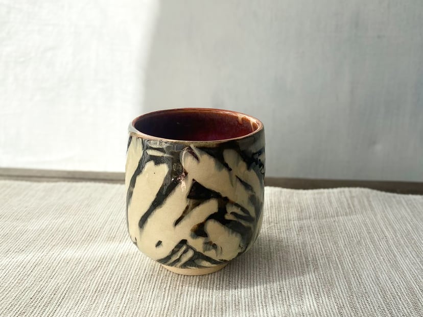 Abstrakcyjna śliwka w środku – czarka ceramiczna