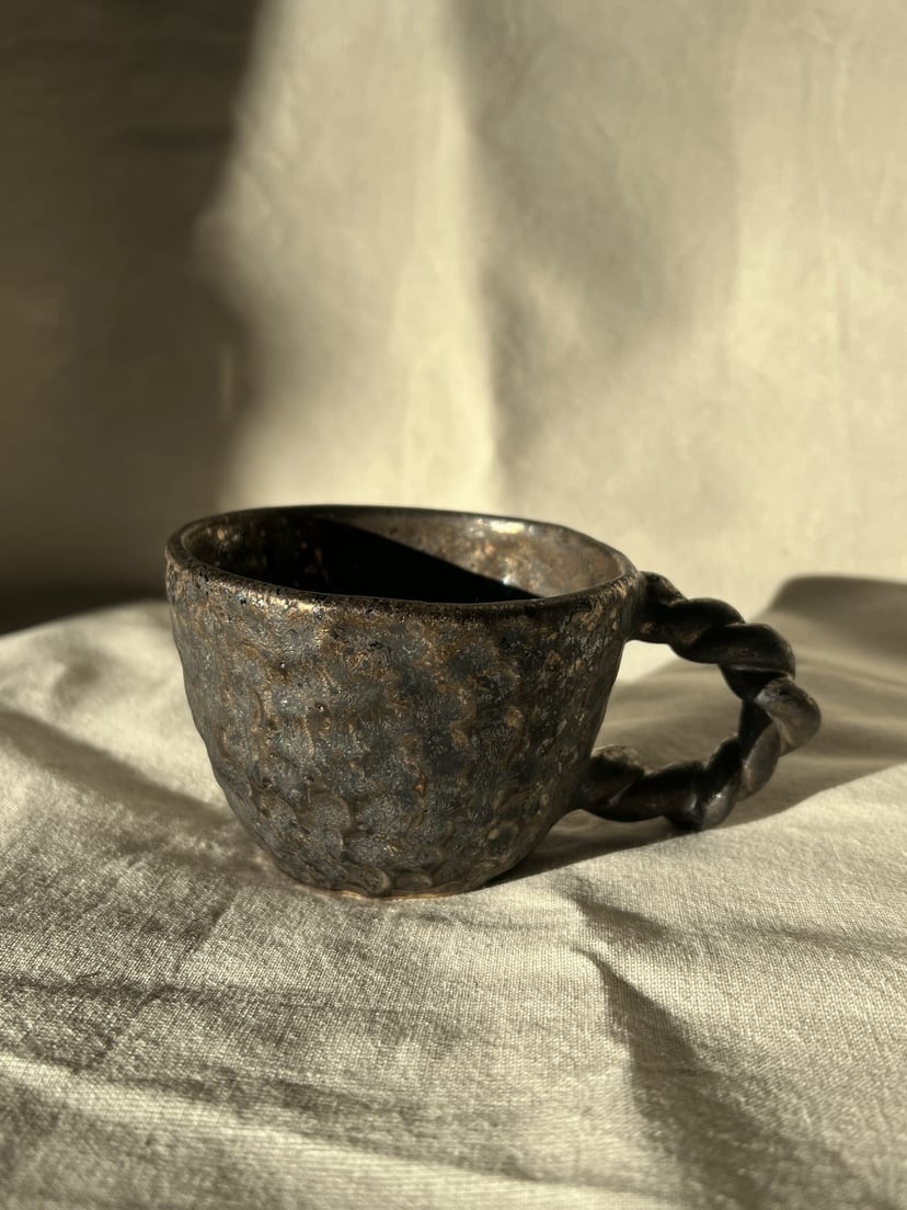 Złota filiżanka - ceramiczna filiżanka wypalana w wysokiej temperaturze
