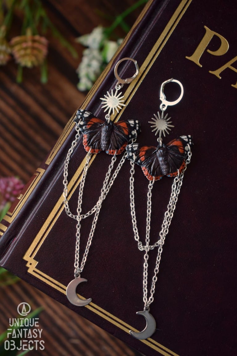 Kolczyki z rzeźbą motyla rusałka admirał i łańcuszkami