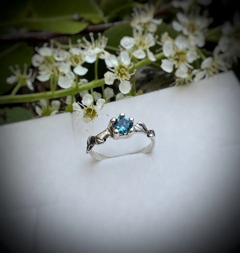 Pierścionek Kryształowe Listki – srebrny pierścionek 925 z topazem london blue
