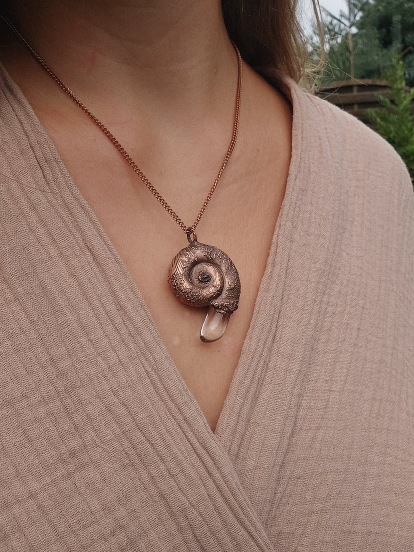Amulet miedziany - "Echoes of the Spiral" z kryształem górskim - rustykalny