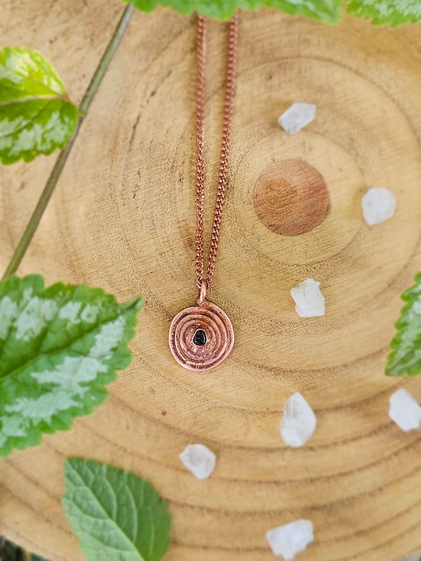 Amulet miedziany medalik - 'Spirala Życia' z granatem
