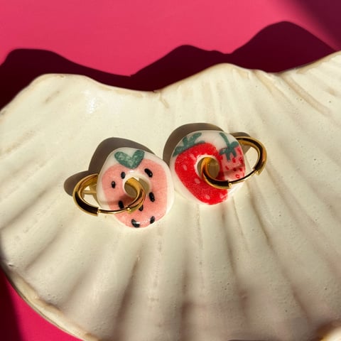 Truskawka - wiszące kolczyki z porcelany - Porcelka donut