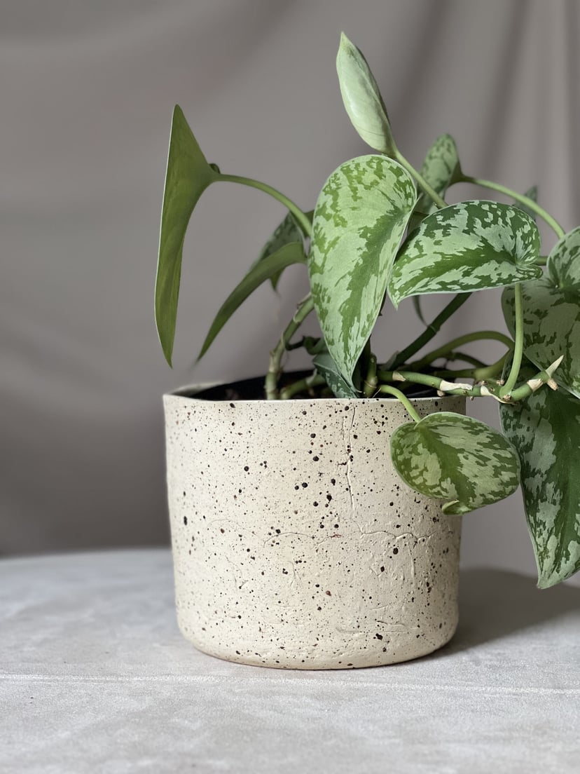 Osłonka ceramiczna Surowa glina w plamki – ręcznie robiona na doniczkę