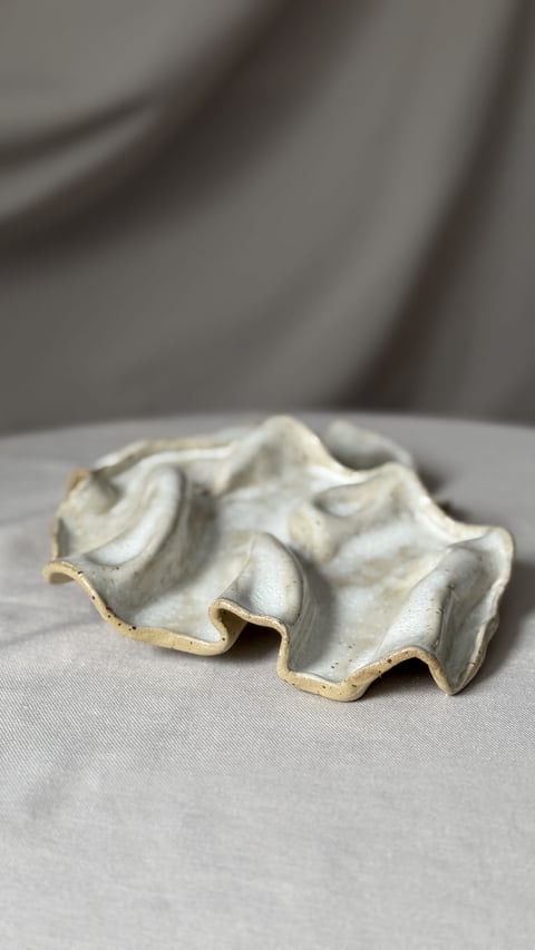 Falowana podstawka na biżuterię/drobiazgi - biała – ceramiczny organizer handmade