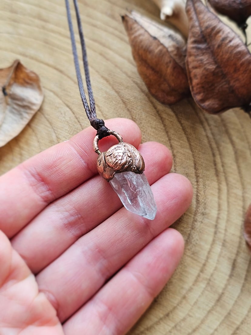 Amulet miedziany - surowy kryształek w miedzi