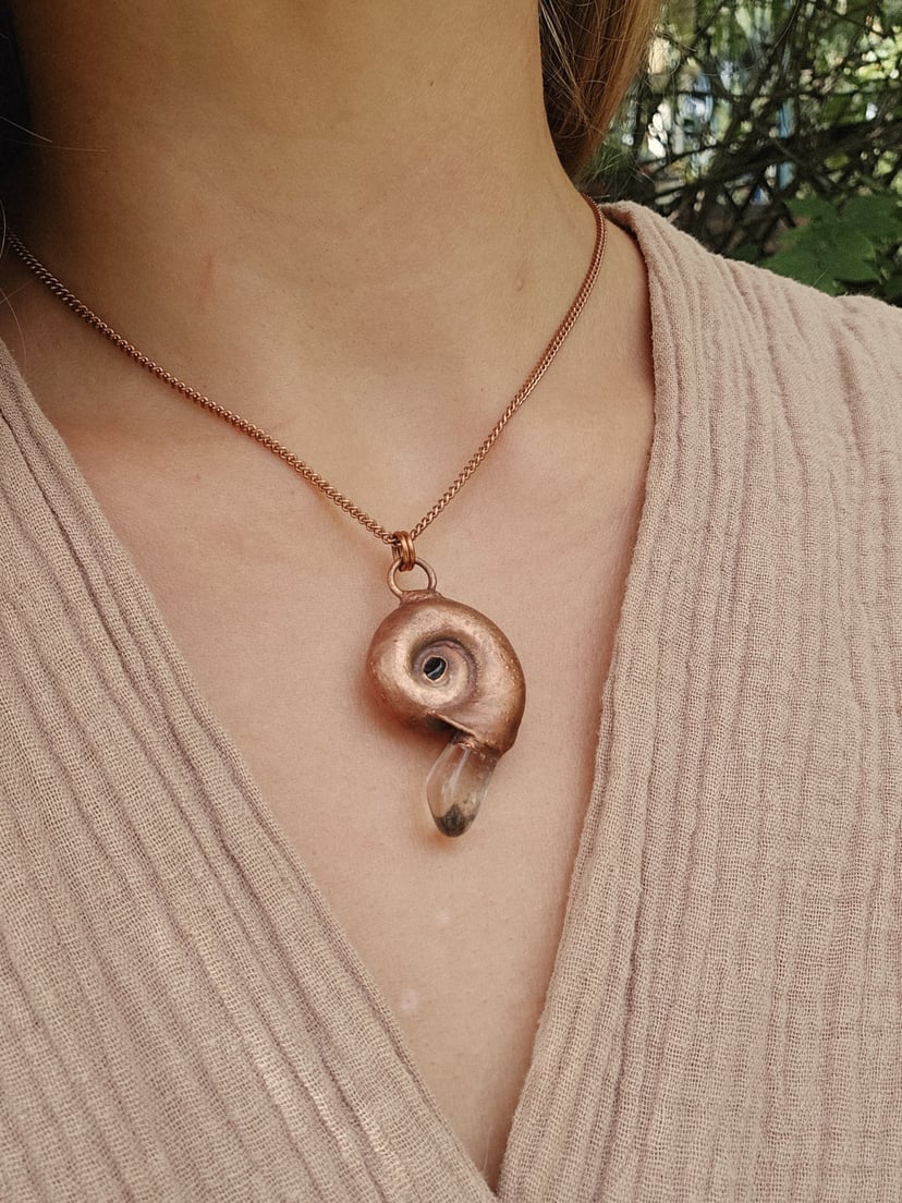Amulet miedziany - "Echoes of the Spiral" z kryształem górskim