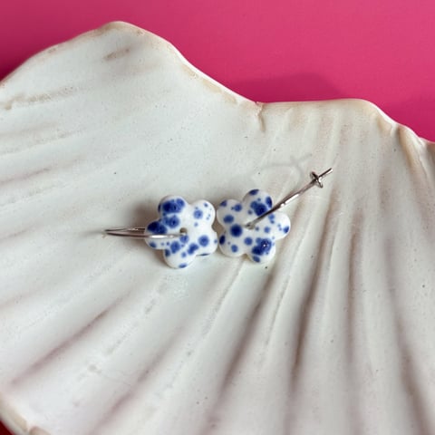 Cobalt splash – wiszące kolczyki z porcelany w kształcie kwiatu – Porcelka mini bloom