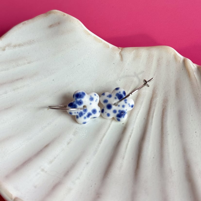 Cobalt splash – wiszące kolczyki z porcelany w kształcie kwiatu – Porcelka mini bloom