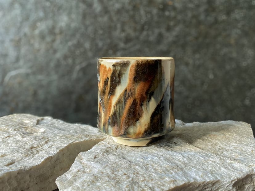Brąz INK №1 – ręcznie malowana czarka ceramiczna