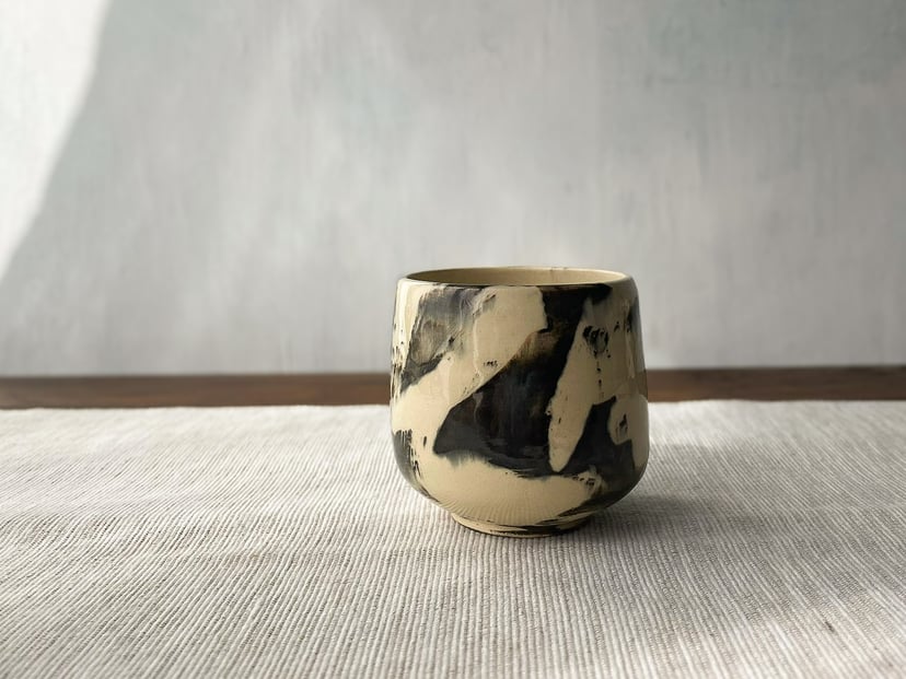 Czarka czarno-biała INK №5 - ceramiczna czarka z kolekcji ZEN