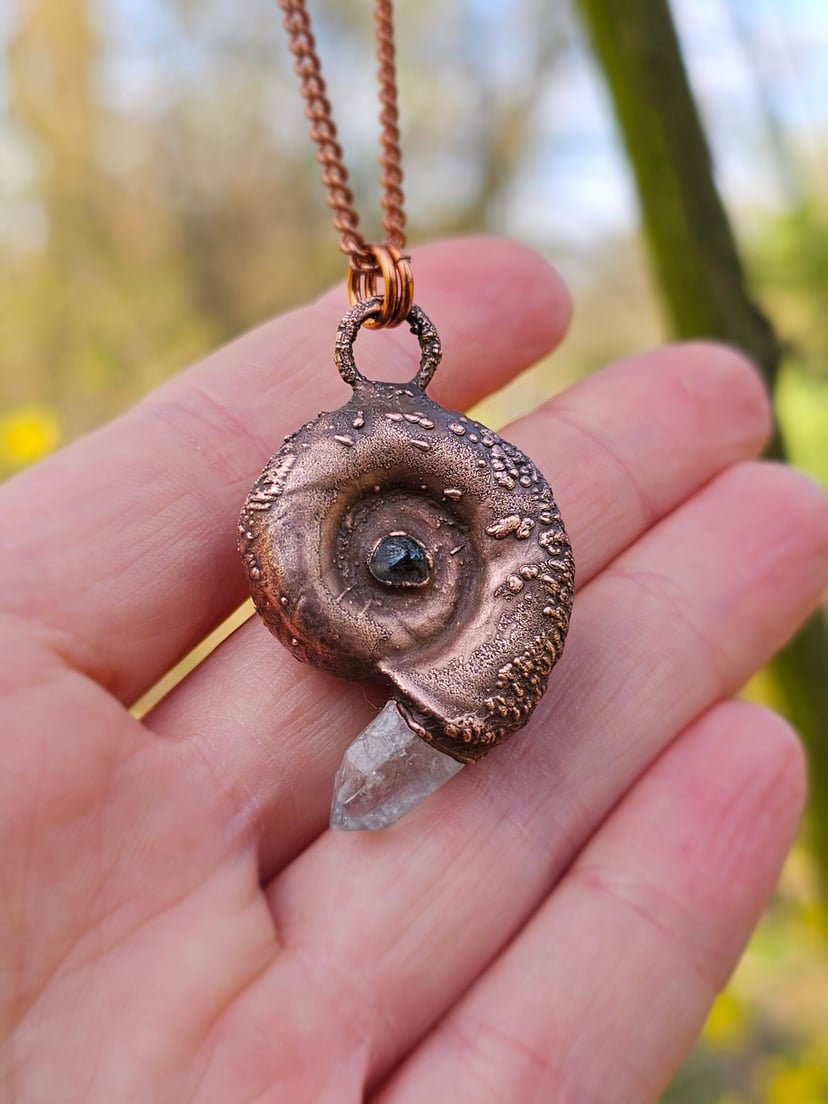 Amulet miedziany - "Echoes of the Spiral" z kryształem górskim