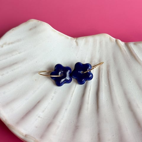 Cobalt – wiszące kolczyki z porcelany w kształcie kwiatu – Porcelka mini bloom