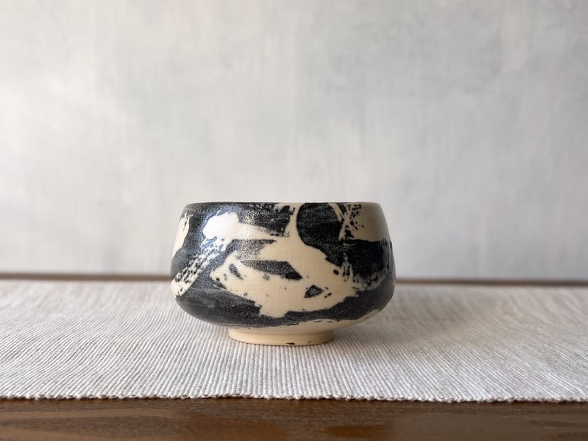 Chawan czarno-biały – ceramiczna czarka do matchy