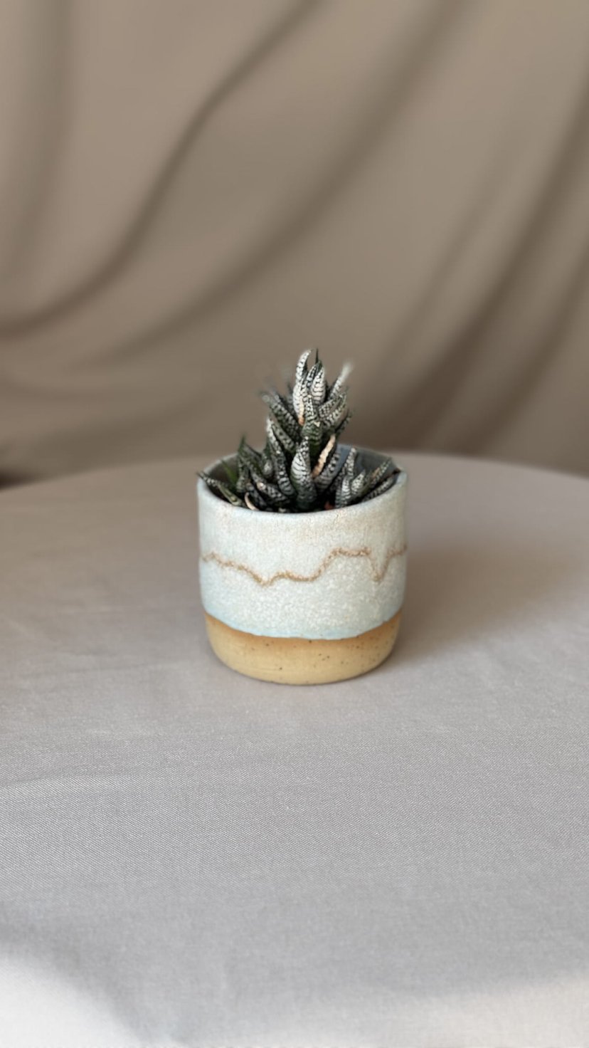 Osłonka ceramiczna Niebieska z piaskową falą – ceramika handmade na doniczkę