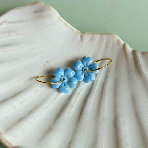 Baby blue - wiszące kolczyki z porcelany w kształcie kwiatu – Porcelka kwiatek