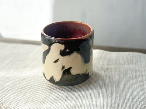 Śliwka w środku – ceramiczna czarka inspirowana japońską kaligrafią
