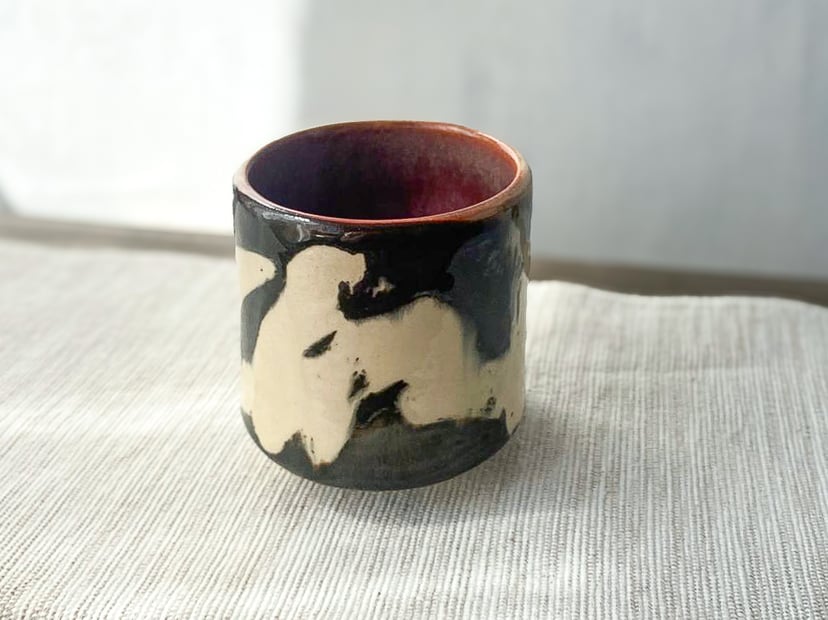 Śliwka w środku – ceramiczna czarka inspirowana japońską kaligrafią