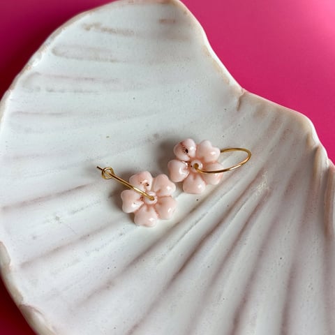 Rose - wiszące kolczyki z porcelany w kształcie kwiatu – Porcelka kwiatek